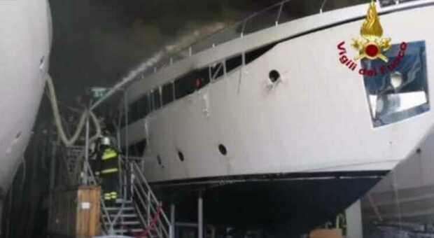 Yacht di 30 metri in fiamme nel capannone del cantiere Ferretti, danni milionari