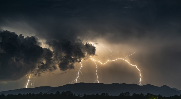 Allerta meteo nel Lazio: da domani per nove ore rischio temporali su tutta la regione
