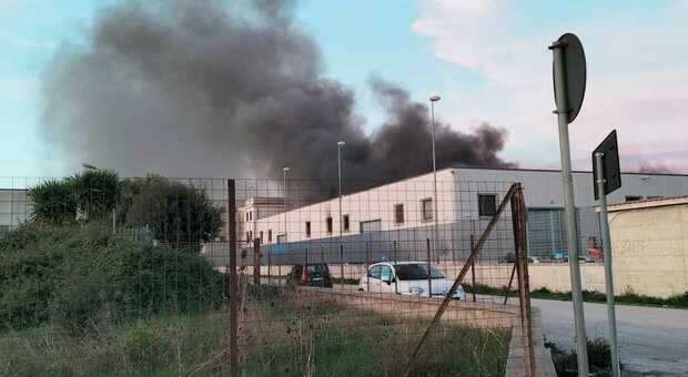 L'incendio in una fabbrica di bici a Marcianise