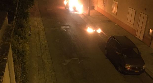 Paura nella notte: a fuoco l'auto di un avvocato