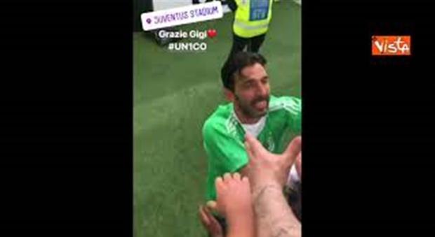 Buffon chiude con la Juventus, abbracci e lacrime allo Stadium