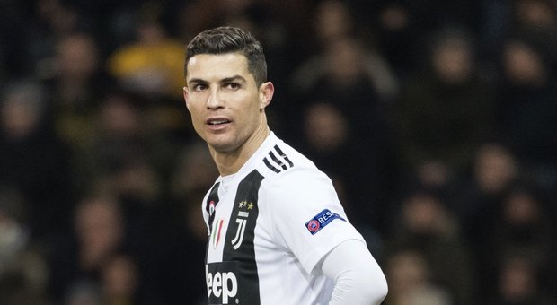Cristiano Ronaldo, guai senza fine: la polizia chiede l'esame del dna