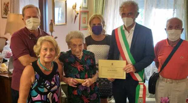 Latina, Olga Russo compie cento anni: la festa con la famiglia e il sindaco Coletta