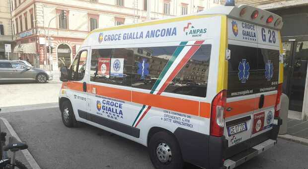 Ancona, il frullino gli sfugge e si ferisce a una gamba: fermata l'emorragia e trasferito d'urgenza a Torrette