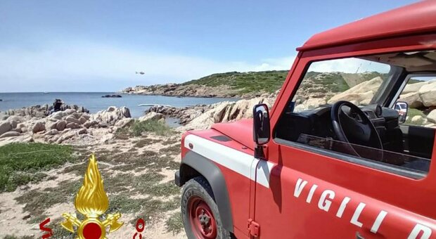 Crolla masso in spiaggia morto turista a La Maddalena