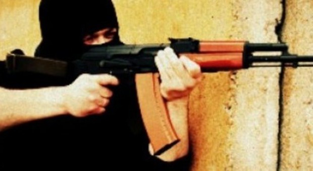 Armato di kalashnikov in un video, scatta l'allarme terrorismo. Ma l'arma era finta
