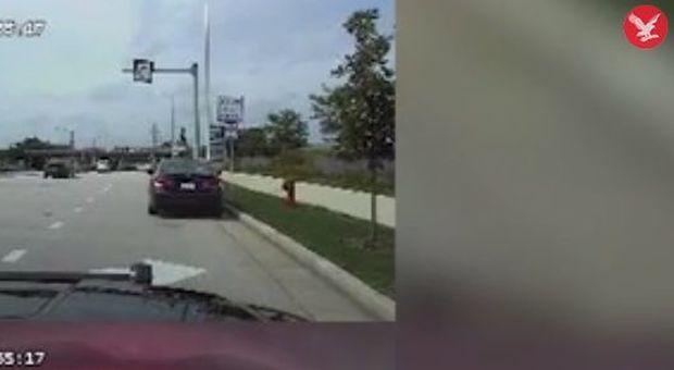 Il nipote nero accompagna sua nonna bianca in auto, la polizia lo ferma: ecco perché