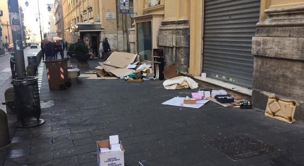 Napoli, degrado accanto al Comune: via Santa Brigida piena di rifiuti