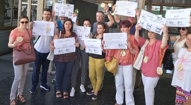 Napoli, la protesta dei pendolari della Circumvesuviana: «Chiediamo un servizio dignitoso»