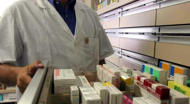 Farmacie a corto di medicine: antibiotici, antinfiammatori e sciroppi, scaffali semivuoti