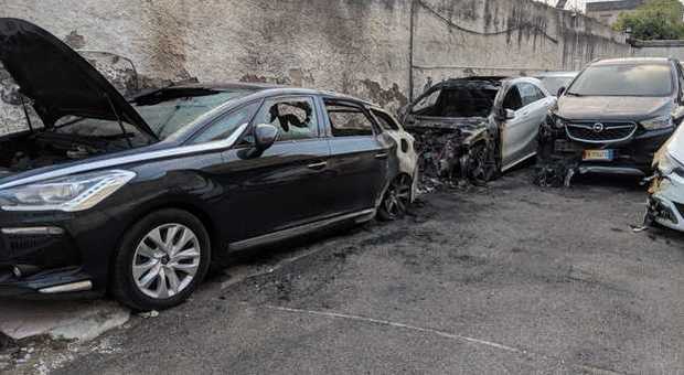 Va a fuoco concessionaria di auto nel Napoletano: danni alle vetture, ipotesi racket
