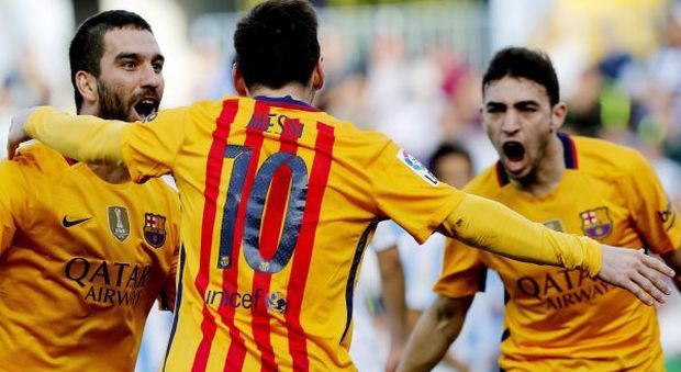 Leo Messi festeggia insieme ai compagni il gol segnato al Malaga