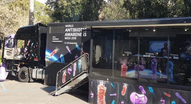 "Bug Bus" fa tappa a Roma: tutto ciò che c'è da sapere sull'antibiotico-resistenza