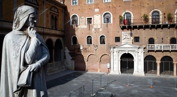 Coronavirus, Verona sotto assedio, il sindaco: «Uscite solo con mascherina e guanti»