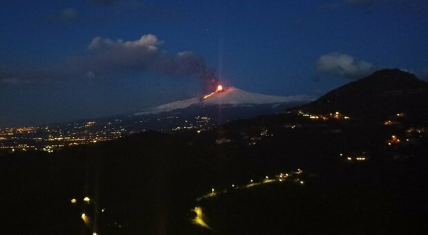 Etna, sciame sismico dopo la nuova eruzione. A Catania voli cancellati per la cenere sulla pista