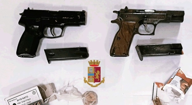 Napoli, pistole e munizioni nascoste in una borsa sul terrazzo condominiale ai Quartieri