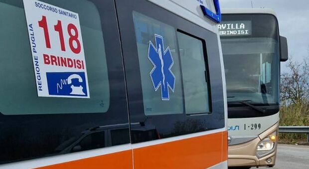 Aggressione nel Brindisino: bus bloccato e autista ferito dal genitore di uno studente