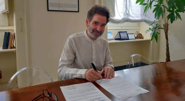 Primarie centrosinistra, Salvemini deposita la candidatura ufficiale. Il sindaco: «Chi si riconosce nel mio lavoro me lo confermi»