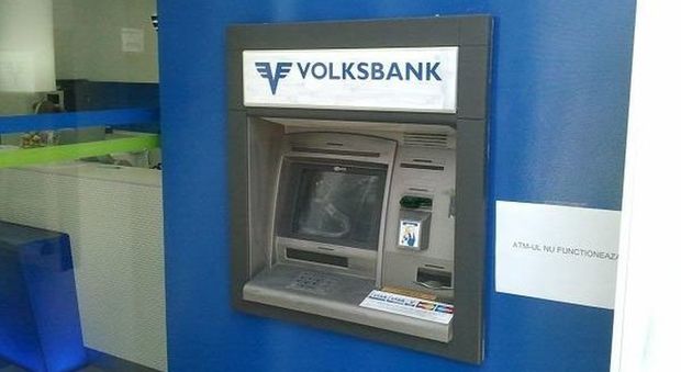 Fanno saltare il bancomat della Volksbank, ma il colpo fallisce