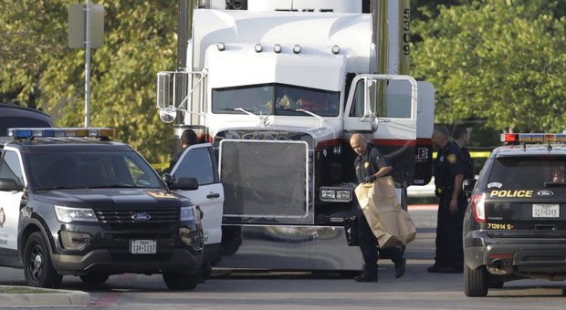 Migranti, il camionista di San Antonio rischia la pena di morti. Salgono a 10 i morti in Texas