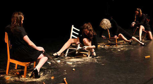 Inteatro, le danzatrici distruggi-sedie aprono il Festival dell'avanguardia