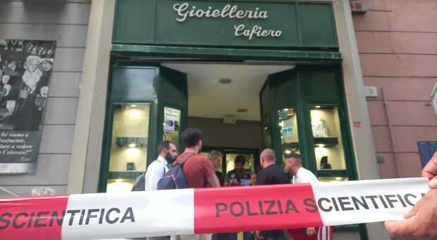 Napoli: banda del buco in gioielleria, paura e spari agli Orefici. C'è un ferito