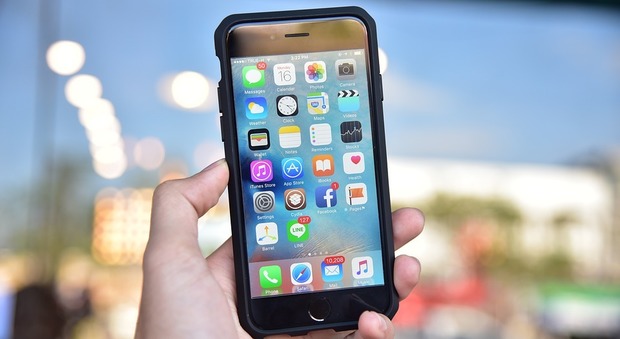 Apple ammette: abbiamo rallentato i vecchi iPhone, ma a fin di bene