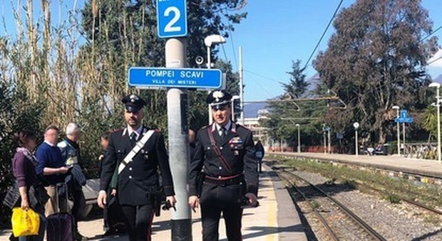 Carabinieri salvano da linciaggio borseggiatore seriale in Circum