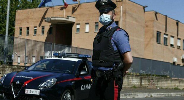 Roma, spaccava bottiglie e piatti in testa per stordire rapinare anziani in strada: arrestato 26enne incensurato