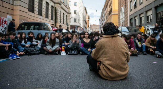 Occupazione al Tasso, studenti contro genitori: «Non è la vostra lotta». Il sit-in dopo il caso dei danni e i 5 in condotta