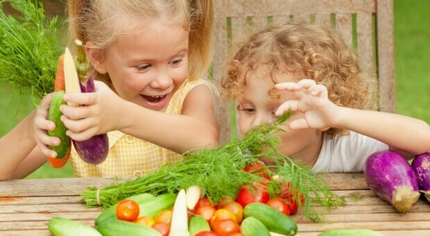Alimentazione, mangiare bene migliora il benessere mentale di bimbi e ragazzi: studio su 9000 studenti di 50 scuole inglesi
