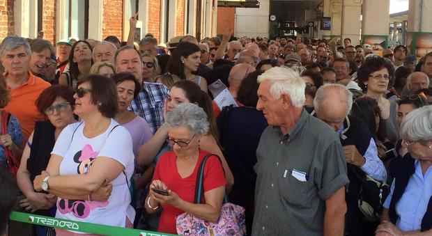 Passerella Christo, caos in stazione a Brescia: bloccati in tremila, anche centinaia di bambini