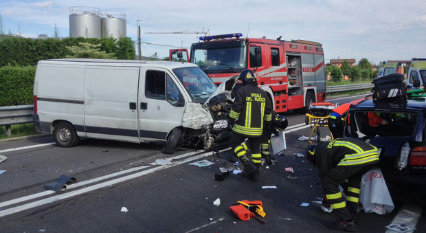 Schianto in viale Serenissima tra furgone e Golf, due feriti