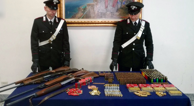 Nel casolare in campagna l'arsenale della camorra: sequestrati quattro fucili e 3.000 munizioni
