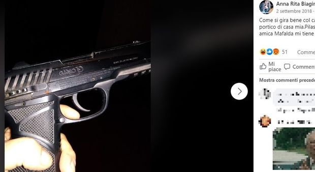 Salvini, la donna che ha denunciato il tunisino posta una foto con la pistola: «La mia amica Mafalda mi tiene compagnia»