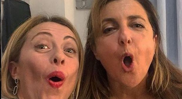 Giorgia Meloni, selfie a teatro con Francesca Reggiani: «La mia imitazione è perfetta»