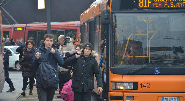Tra turisti e pendolari i bus della linea Mestre-Venezia ormai esplodono