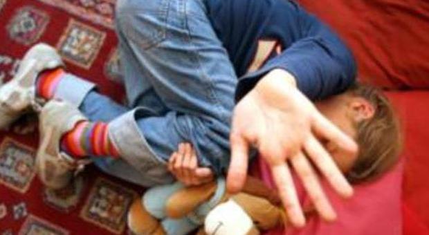 Stupra la figliastra di 8 anni mentre dorme nel letto matrimoniale