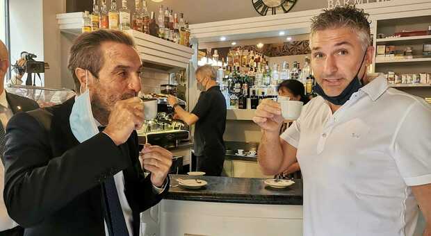 Il governatore Fontana a Lodi, caffè col 'paziente 1' Mattia: «Grazie alla sua forza» FOTO