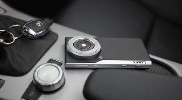 Fotocamera con smartphone incorporato: Ecco Lumix CM1, la novità da Panasonic