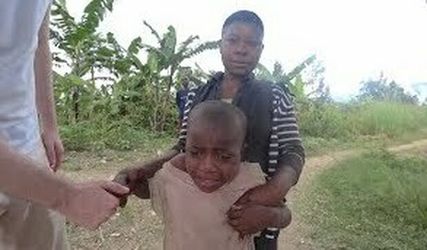 Bambina africana vede per la prima volta un uomo bianco e scoppia in lacrime al pensiero che fosse un fantasma che stava per mangiarla