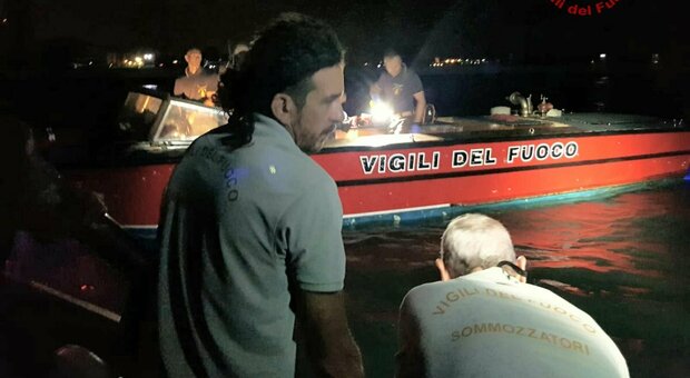 Barca si incaglia per colpa della bassa marea: 65 passeggeri, fra i quali alcuni calciatori, portati in salvo