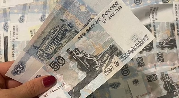 Ucraina, nelle terre occupate spuntano i rubli contraffatti: la resistenza di un gruppo di donne
