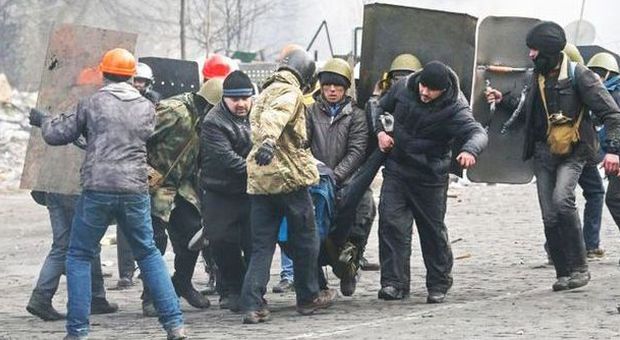 Massacro a Kiev, oltre 100 morti Nottata di trattative, poi l'annuncio: «Intesa raggiunta con oppositori e Ue»