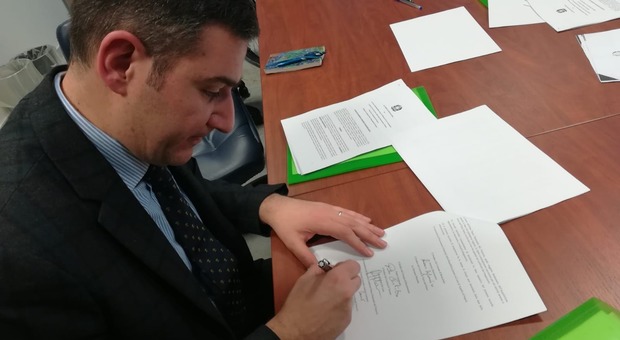 Il presidente del parco, Agostino Casillo, firma il documento in Procura