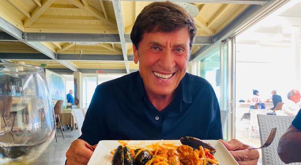 Guarda chi arriva a pranzo sul lungomare. E Gianni Morandi si gusta spaghetti deliziosi...