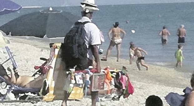Fermo, il Coronavirus cancella gli ambulanti in spiaggia: troppi rischi, la gente non compra