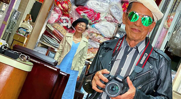 Anziana coppia diventa famosa su Instagram grazie ai loro stravaganti look ideati con i capi dimenticati nella loro lavanderia