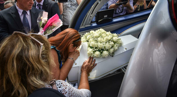 Bimba uccisa dalla mamma: dolore e lacrime al funerale della piccola Diana. Lo striscione: «Volerò sulle ali del mondo»