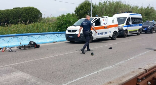 Incidente al Lido di Latina, ciclista investito da un'auto e ucciso: aveva 59 anni